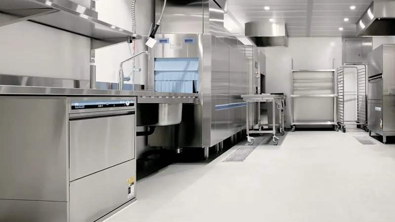 Commercial kitchen with stainless steel equipment — stock photo