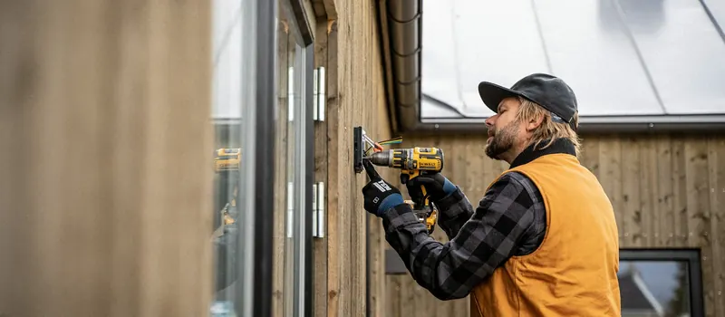 A man with a driller and a hat on — stock photo