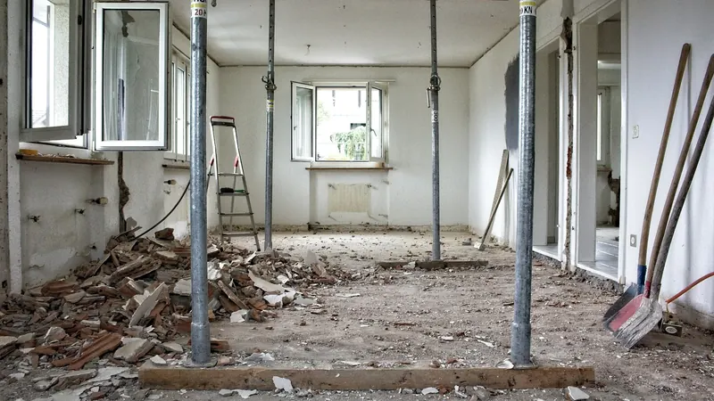 Room renovation with metal support poles — stock photo