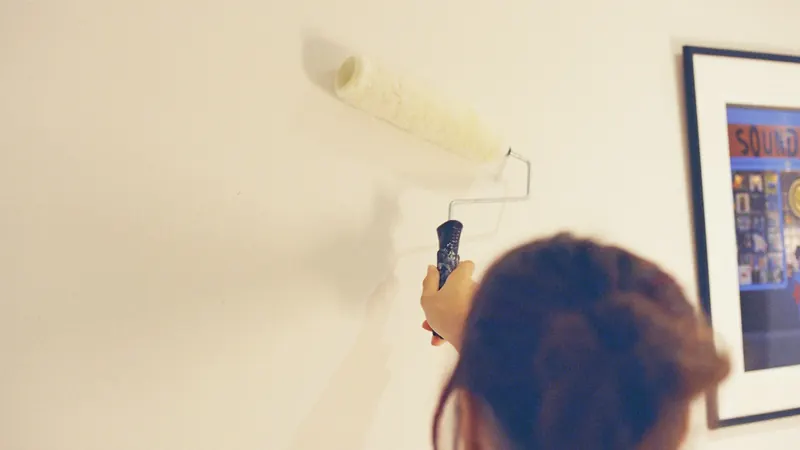 Person painting wall with roller — stock photo