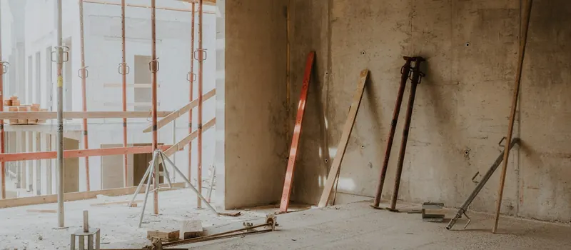 A room with a lot of scaffolding in it — stock photo